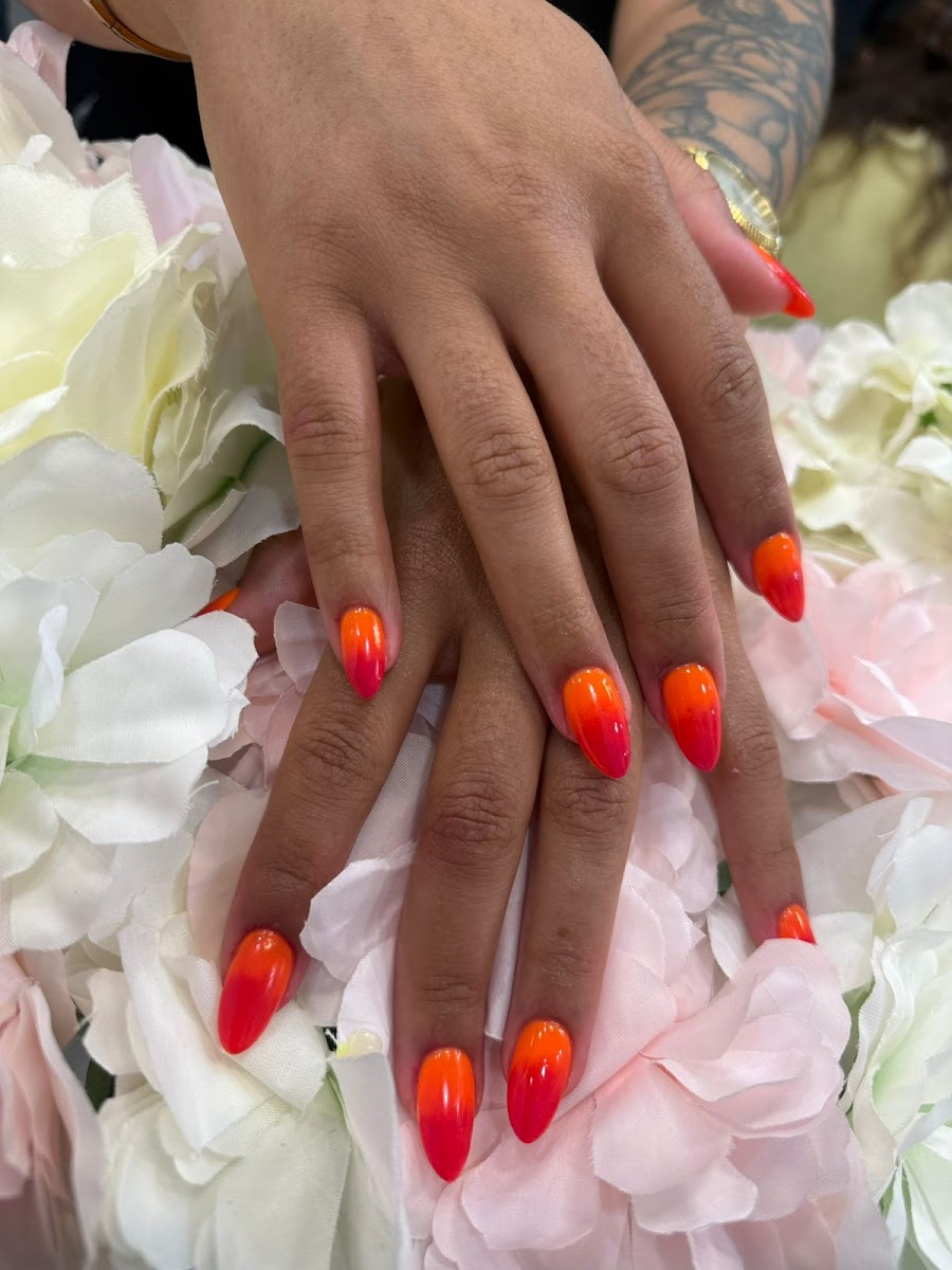 Pose d'ongles réalisée chez Sophiya Beauté, mains sur un lit de fleurs