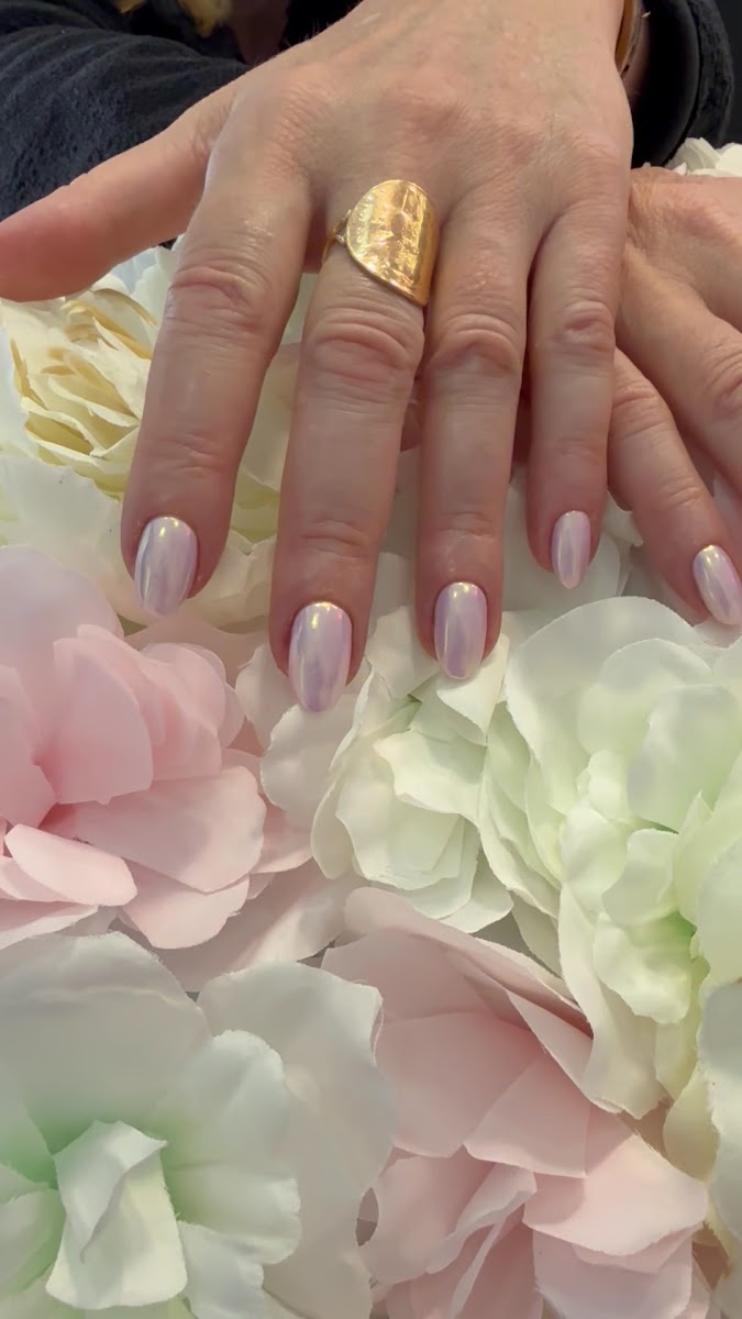 Pose d'ongles effet nacré réalisée chez Sophiya Beauté