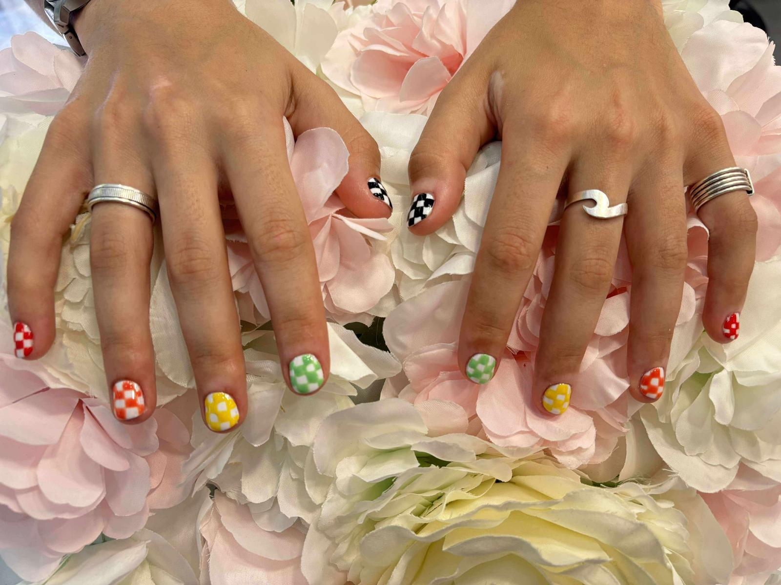 Nail art damier coloré sur ongles courts