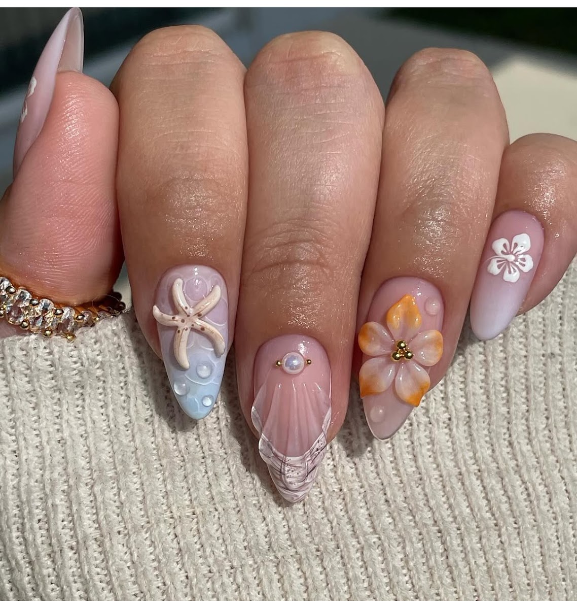 Nail art 3D fleurs et nacre en forme amande