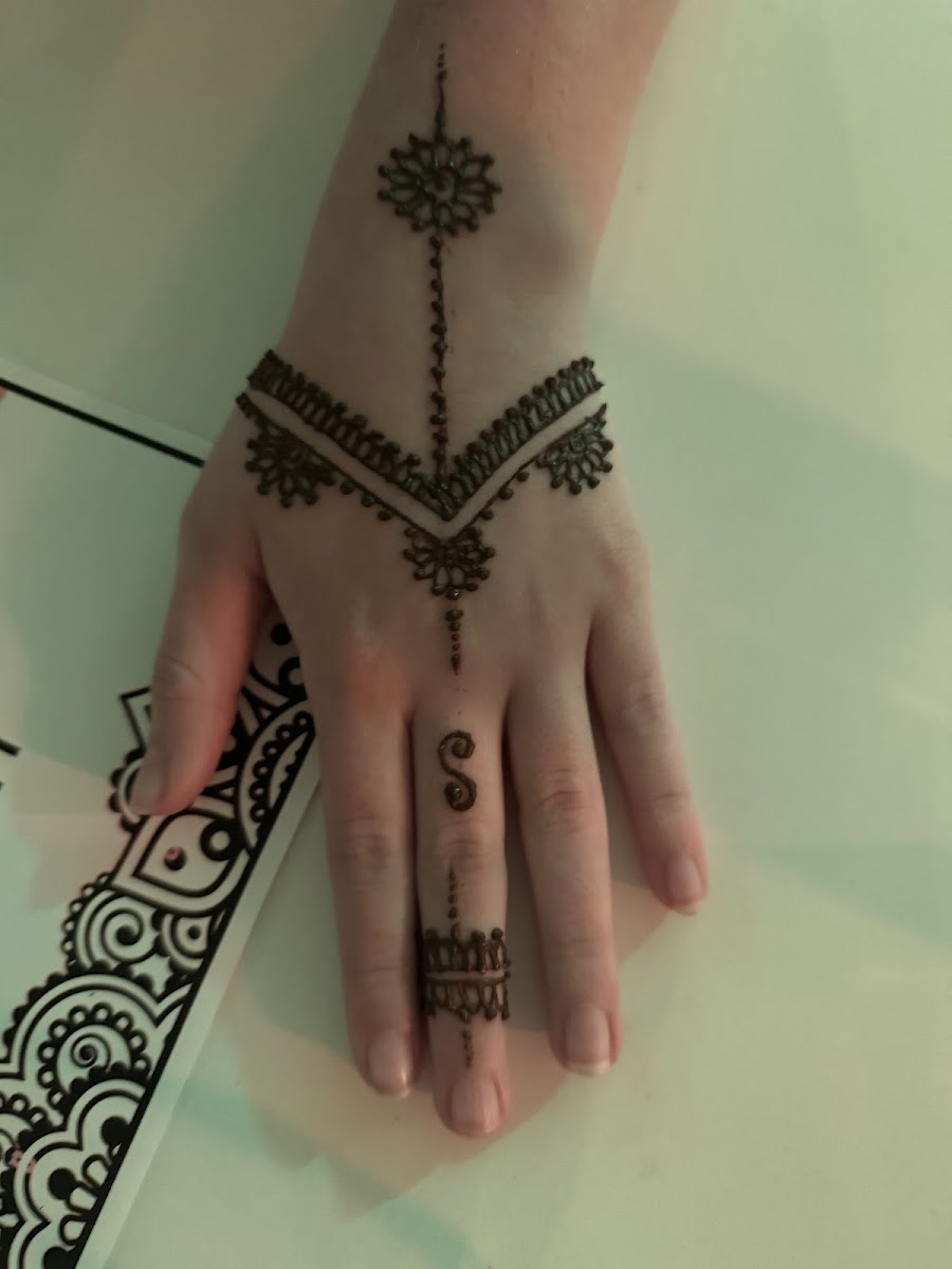 Henné traditionnel dessiné sur la main